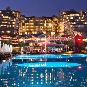 Zwembad en hotel bij nacht