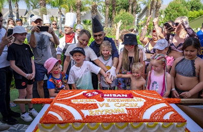 kinderen snijden taart aan turkije