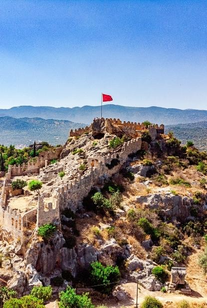 berg met kasteel in kas