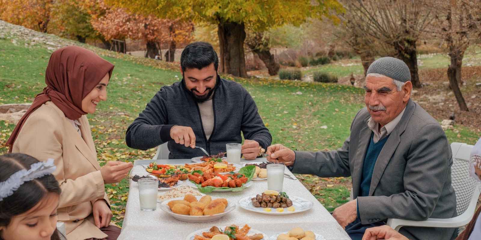 Turkse familie eet samen