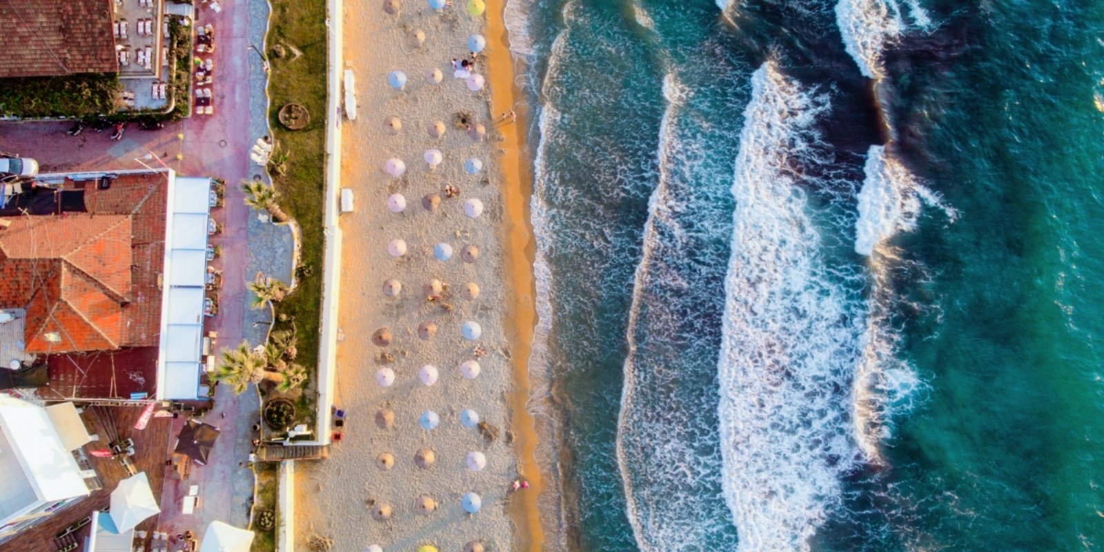 zee en strand bij kusadasi